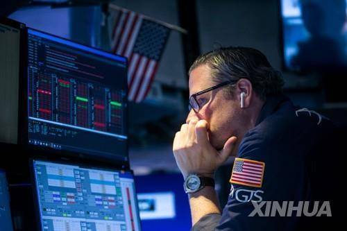 뉴욕증권거래소(NYSE)의 트레이더.  [신화 연합뉴스 자료사진. 재판매 및 DB 금지]