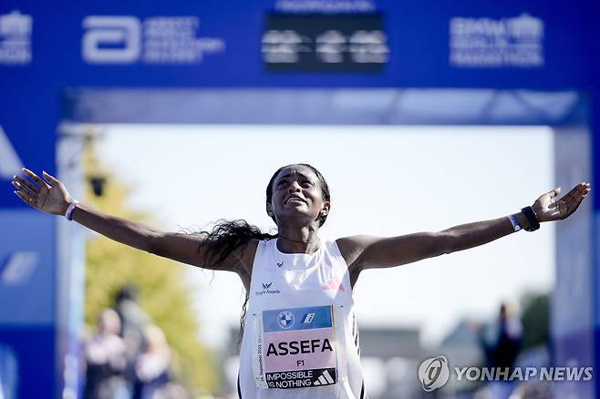 아세파, 여자 마라톤 세계 신기록…2시간11분53초 (베를린 AP=연합뉴스) 아세파가 25일(한국시간) 독일 베를린에서 열린 2023 베를린 마라톤에서 42.195㎞를 2시간11분53초의 세계 신기록을 세우며 결승선을 통과하고 있다.