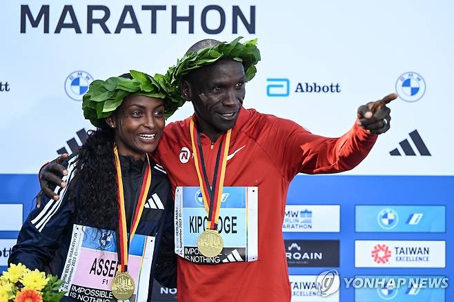 2023 베를린 마라톤 챔피언 (베를린 EPA=연합뉴스) 2023 베를린 마라톤 남녀부 챔피언 킵초게(오른쪽)과 아세파가 24일(현지시간) 경기를 마치고 기념 촬영하고 있다.