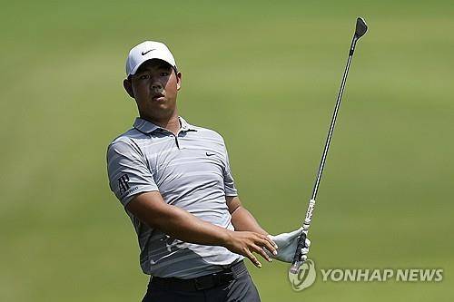 아이언샷을 때린 뒤 공의 방향을 쫓는 김주형. [AP=연합뉴스]