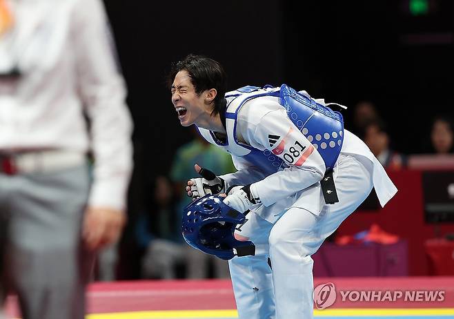 태권도 간판 장준 금메달 획득 (항저우=연합뉴스) 박동주 기자 = 장준이 25일 중국 저장성 항저우의 린안 스포츠문화전시센터에서 열린 항저우 아시안게임 태권도 겨루기 남자 58㎏급 결승전에서 승리, 환호하고 있다. 2023.9.25 pdj6635@yna.co.kr