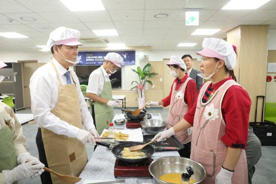 김영호(좌측 첫째) 통일부 장관이 북한이탈주민 자원봉사자와 반찬을 조리하고 있다(사진=통일부)