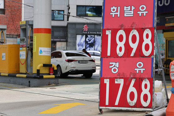 지난 24일 서울 시내 주유소에 게시된 기름값 정보. 〈자료사진=연합뉴스〉