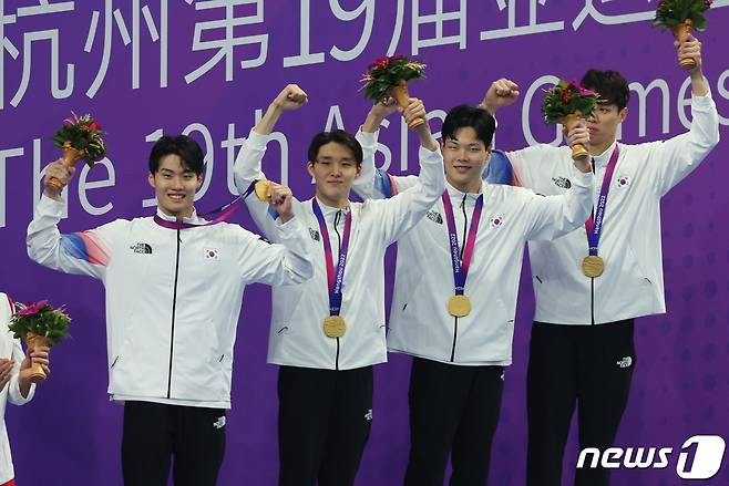 25일 오후 중국 항저우 올림픽 스포츠센터 수영장에서 열린 남자 계영 800ｍ 결승전에서 금메달을 차지한 대한민국 황선우와 김우민, 양재훈, 이호준이 시상식에서 메달을 목에 걸고 포즈를 취하고 있다. 2023.9.25/뉴스1 ⓒ News1 민경석 기자