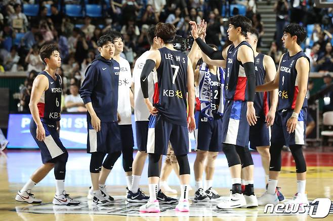 23일 오후 서울 송파구 잠실학생체육관에서 열린 KB국민은행 2023 남자농구 국가대표 평가전 대한민국과 일본의 경기에서 80 대 85으로 패한 대한민국 대표팀 선수들이 서로 격려하며 경기를 마무리하고 있다. 2023.7.23/뉴스1 ⓒ News1 민경석 기자