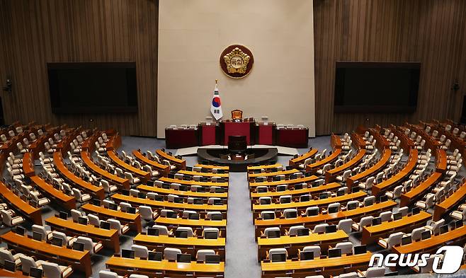 25일 서울 여의도 국회 본회의장이 텅 비어 있다. 이날 예정됐던 이균용 대법원장 후보자 임명동의 등의 표결을 위한 본회의는 이재명 더불어민주당 대표에 대한 체포동의안이 국회를 통과하며 생긴 민주당 내홍으로 무산됐다. 2023.9.25/뉴스1 ⓒ News1 송원영 기자