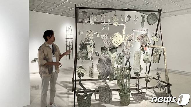강릉시립미술관에서 작업을 소개하는 송신규 작가. 2023.9.22/뉴스1 ⓒ 뉴스1 김일창 기자