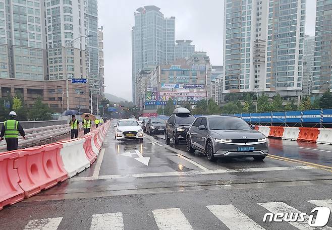 보도부 붕괴 후 5개월만에 왕복 4차로로 부분 개통한 성남시 분당구 정자교 모습.(성남시 제공)