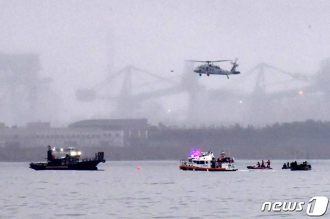 26일 오후 경북 포항시 남구 도구해안에서 포항해경, 119구조대, 해병대 1사단 구조대원들이 해상 성능 시험 도중 실종됐던 신형 KAAV(한국형상륙돌격장갑차) 수색작업을 하고 있다. .2023.9.26/뉴스1 ⓒ News1 최창호 기자