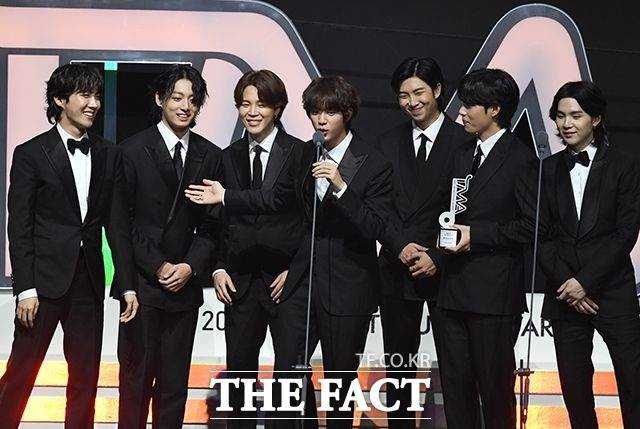 하이브는 오는 2025년 완전체 컴백을 예고한 그룹 방탄소년단(BTS) 재계약 체결 이사회 결정에 따라 향후 주가가 주목되고 있다. 사진은 지난해 10월 서울 송파구 방이동 KSPO DOME에서 열린 '2022 더팩트 뮤직 어워즈'에서 BTS가 상을 받고 소감을 말하는 모습. /이동률 기자