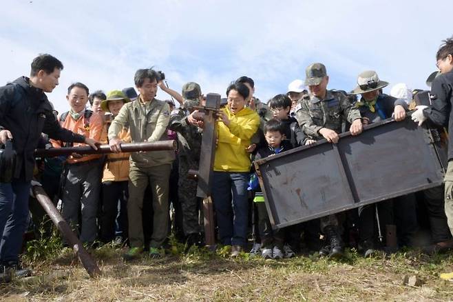 강기정 광주광역시장이 9월 23일 오전 무등산 서석대 일원에서 열린 '무등산 정상 상시개방 개통식'을 갖고 있다. [사진제공=광주광역시]