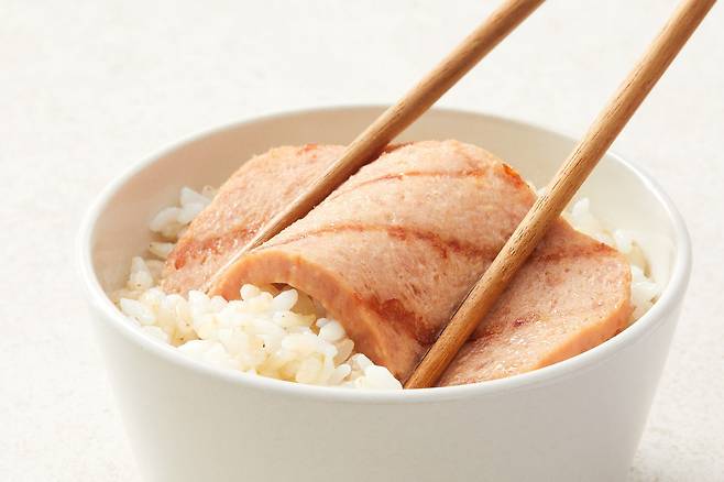 한국 스팸은 4㎣로 고기를 써는 미국과 달리 고기를 3㎣로 조각내 햄을 만든다. 1㎣ 차이지만 힘줄이나 연골 등을 더 섬세하게 제거할 수 있어 식감이 좋다. 육함량도 한국 스팸이 다른 나라 스팸에 비해 1.39% 더 높고, 하루 정도 숙성 과정을 거쳐 촉촉하고 탄력있다. /CJ제일제당