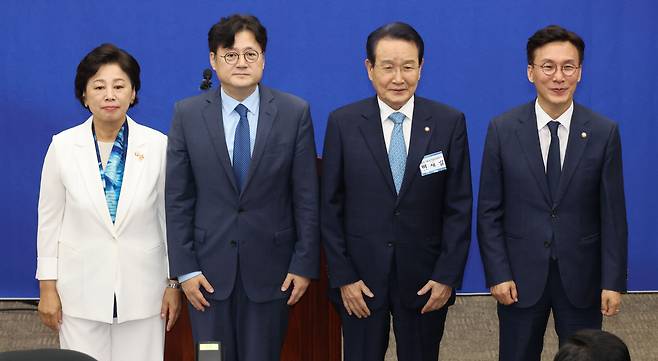 홍익표 더불어민주당 신임 원내대표가 26일 국회에서 열린 원내대표 보궐선거 의원총회에서 변재일 선관위원장 등과 인사하고 있다. 왼쪽부터 남인순 의원, 홍 원내대표, 변 위원장, 김민석 의원. /연합뉴스