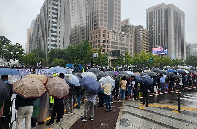 26일 오후 3시 서울 중구 광화문 일대에 시민들 수천명이 국군의날 75주년 기념 시가행진을 보기 위해 모여있다. /최정석 기자