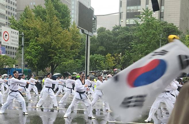 26일 서울 중구 광화문대로에서 국군 태권도 시범단이 비를 맞으며 태권도 시범을 보이고 있다. /최정석 기자