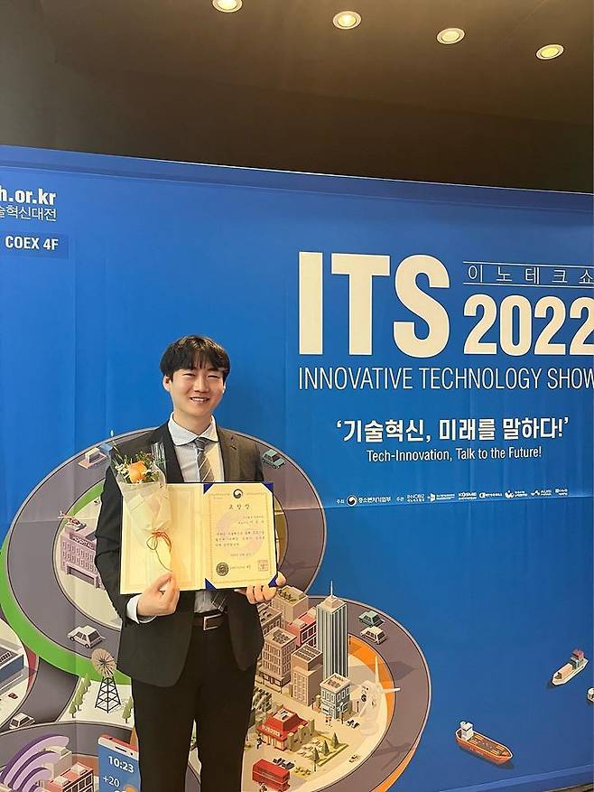 중소벤처기업부 표창을 받은 이돈구 대표 / 출처=킹메이커