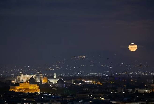 〈Supermoon is visible in Rome, Italy on the 3rd. Astronomer Gianluca Masie broadcast the Supermoon live. Virtual Telescope Project YouTube Capture〉