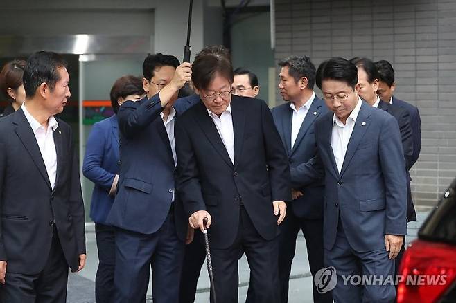 이재명 더불어민주당 대표가 26일 오전 서울중앙지법에서 열리는 구속 전 피의자 심문(영장실질심사)을 받기 위해 서울 중랑구 녹색병원에서 출발하고 있다. 공동취재