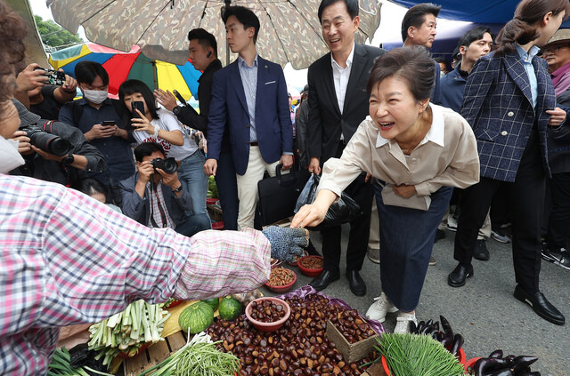 2023년 9월25일 박근혜 전 대통령이 달성 사저에 입주한 뒤 처음으로 대구 달성군 현풍시장을 찾아 상인과 인사하고 있다. 연합뉴스