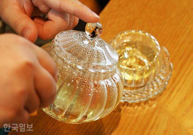 하이힐링원의 미션 수행 프로그램에 참가한 어린이가 조심스럽게 꽃차를 내리고 있다.