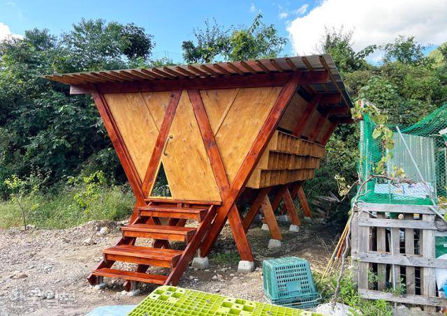 밭멍에 새로 짓고 있는 닭장. 겉모습은 숙소 건물보다 더 근사하다.