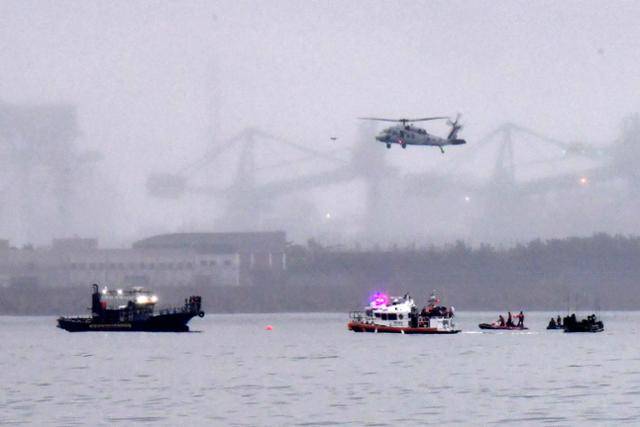 26일 오후 경북 포항시 남구 도구해안에서 포항해경, 119구조대, 해병대 1사단 구조대원들이 해상 성능 시험 도중 실종됐던 신형 한국형상륙돌격장갑차(KAAV-Ⅱ) 수색 작전을 벌이고 있다. 포항=뉴스1