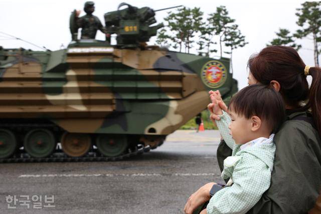 26일 오후 서울 용산구 한강대교에서 아이와 엄마가 시가 행진을 구경하며 군 장병들을 향해 손을 흔들고 있다. 정다빈 기자