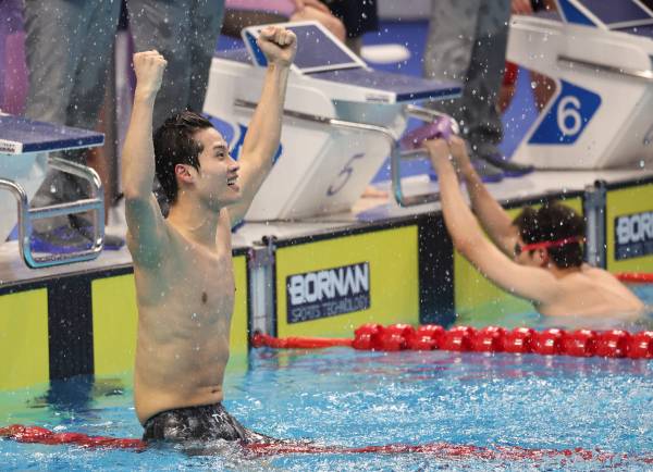 <yonhap photo-5402=""> 황선우, '우리가 이겼다' (항저우=연합뉴스) 홍해인 기자 = 황선우가 25일 중국 항저우 올림픽 스포츠센터 수영장에서 열린 2022 항저우 아시안게임 수영 남자 계영 800ｍ 자유형 결승에서 마지막 영자로 나서 1위를 차지한 황선우가 환호하고 있다. 2023.9.25 hihong@yna.co.kr/2023-09-25 22:17:17/ <저작권자 ⓒ 1980-2023 ㈜연합뉴스. 무단 전재 재배포 금지.></yonhap>