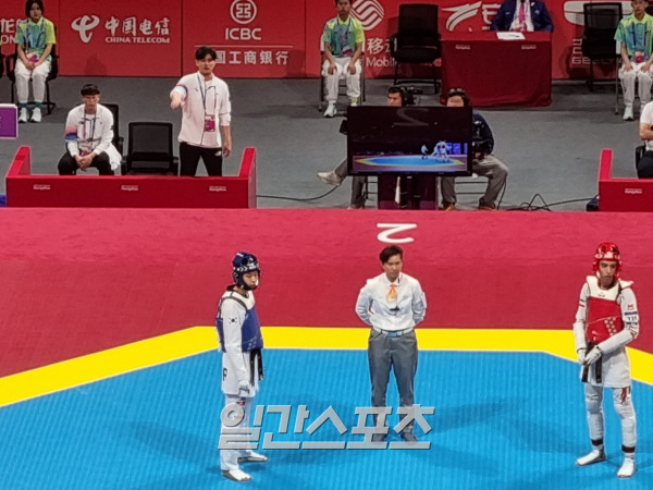 25일 열린 2022 항저우 아시안게임 남자 58kg 결승 1라운드에서 장준(코트 안에서 왼쪽)이 비디오 판독 결과를 보고 장면 변경을 요청하고 있다. 항저우(중국)=차승윤 기자 chasy99@edaily.co.kr