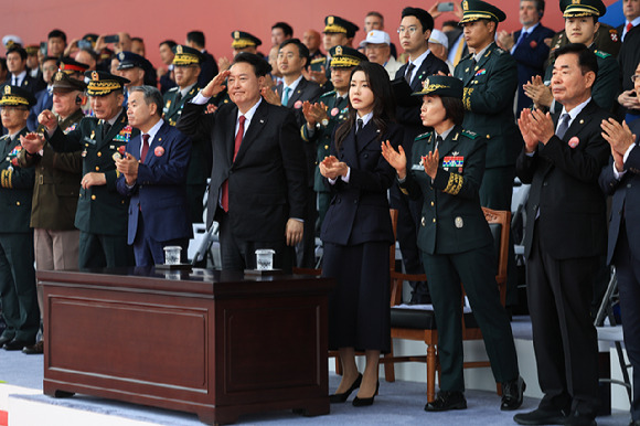 윤석열 대통령이 26일 경기도 성남 서울공항에서 열린 건군 제75주년 국군의 날 기념식에서 분열을 지켜보며 거수경례하고 있다 [사진=대통령실 제공]