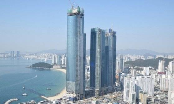 부산 해운대해수욕장 옆에 들어선 엘시티 복합단지. 왼쪽의 가장 높은 건물(101층, 411m)인 랜드마크타워동 22~94층에 생활숙박시설인 엘시티더레지던스가 들어서 있다. 중앙포토