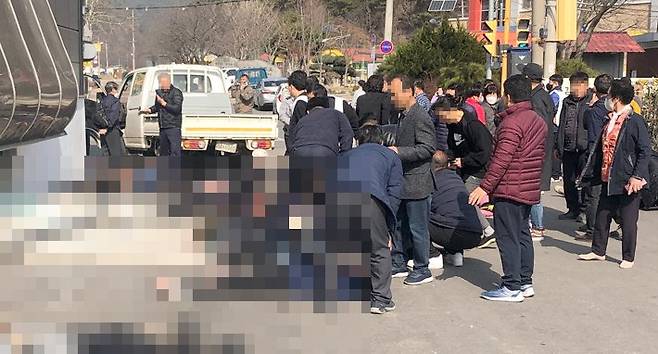 지난 3월 70대 운전자가 전국 순창의 한 농협주차장에서 일으킨 트럭사고 현장. 연합뉴스