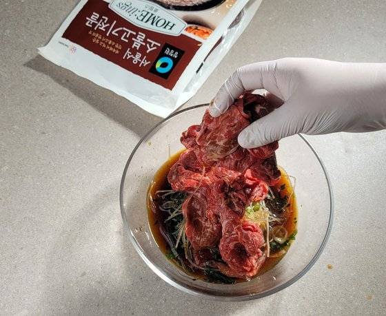 불고기 밀키트에 고기를 추가했다. 간이 심심하면 간장이나 마늘을 넣으면 된다.