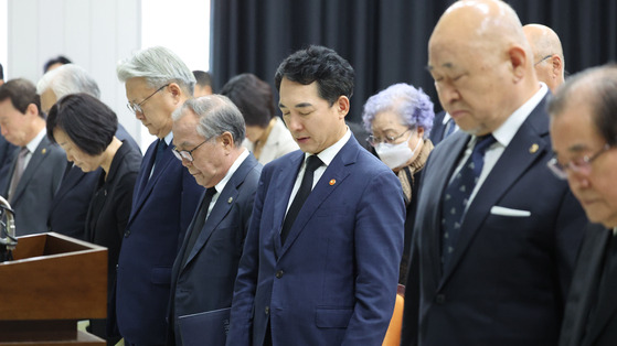 김홍일 장군 추모제에서 묵념하는 박민식 국가보훈부 장관(오른쪽 둘째). [사진 국가보훈부]