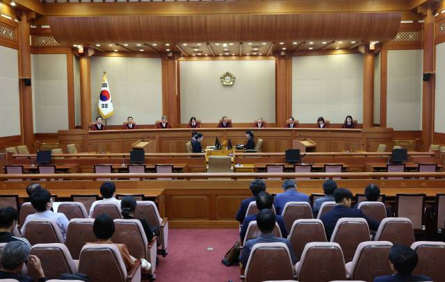 ▲ 유남석 헌법재판소장과 헌법재판관들이 26일 오후 헌법소원 사건 선고가 열리는 서울 종로구 헌법재판소 대심판정의 재판관석에 앉아 있다.  연합뉴스