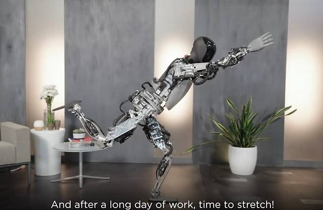 테슬라의 휴머노이드 로봇 '옵티머스'가 한 다리로 서 균형을 잡으며 요가 자세를 하고 있다. 출처=테슬라 X