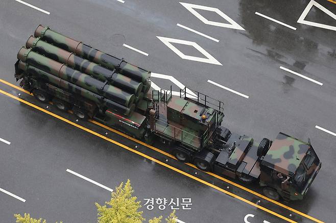 건군75주년 국군의 날 기념식이 26일 서울 중구 세종대로 일대에서 진행돼 장거리지대공유도무기(L-SAM)가 공개되고 있다. 조태형 기자