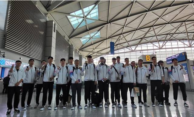 2022 항저우 아시안게임에 나서는 한국 남자농구 국가대표팀이 지난 23일 인천국제공항에서 출국에 앞서 기념촬영을 하고 있다.  연합뉴스