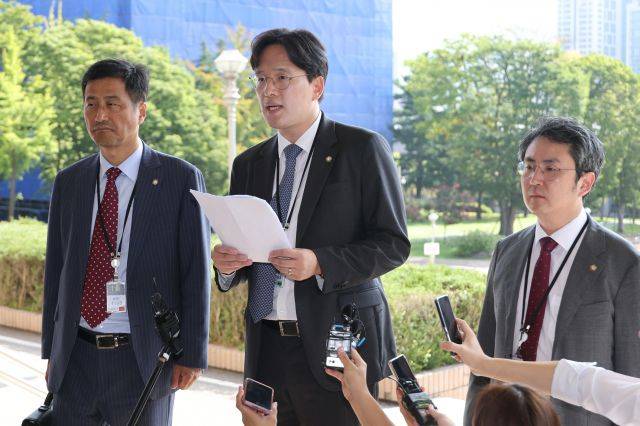 정재기 대한변호사협회 부협회장(가운데)이 지난 6일 오전 정부과천청사 법무부에서 열리는 '로톡' 가입 변호사 징계 관련 법무부 변호사징계위의 2차 심의에 출석하기에 앞서 입장을 밝히고 있다. 연합뉴스