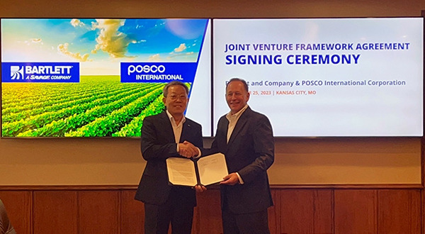 POSCO International Vice Chairman Jeong Tak, left and Savage, the parent company of Bartlett, President Kirk Aubry. [Courtesy of POSCO International]