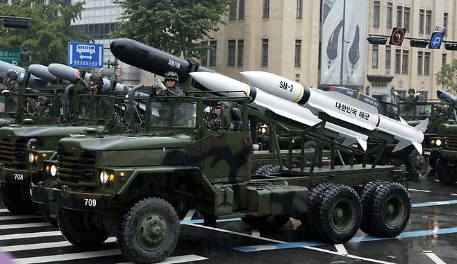 건군 75주년 국군의 날 기념행사일인 26일 오후 서울 중구 세종대로에서 열린 시가행진에서 장거리지대공유도무기 L-SAM, 고위력 현무 미사일, 장거리 공대지 미사일 타우러스, 중거리 지대공미사일 천궁 등으로 구성된 3축 체계 장비들이 행진하고 있다. [사진공동취재단]