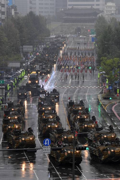 건군 75주년 국군의 날 기념행사가 열린 26일 오후 군 장병들과 장비들이 빗속을 뚫고 서울 중구 세종대로에서 행진하고 있다.  김호영 기자