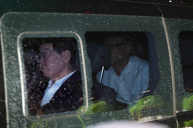 이재명 더불어민주당 대표가 26일 오후 서울중앙지법에서 열린 구속 전 피의자 심문(영장실질심사)을 마친 뒤 검은색 승합차에 탄 채 경기도 의왕시 서울구치소로 들어가고 있다.  연합뉴스