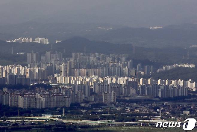 (서울=뉴스1) 구윤성 기자 = 사진은 16일 서울 송파구 롯데월드타워 서울스카이에서 바라본 경기 남양주 일대. 2022.8.16/뉴스1  Copyright (C) 뉴스1. All rights reserved. 무단 전재 및 재배포 금지.