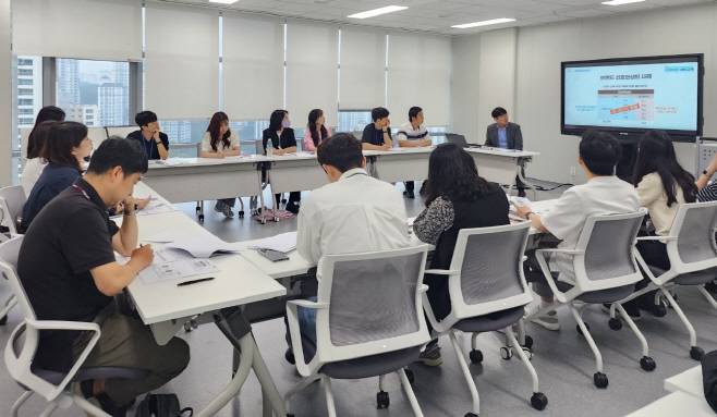 경기도교육청이 교복업체의 담합행위 방지 대책을 수립하고 엄중 대처하기로 했다. 사진은 교육청이 진행한 교복업무 담당자 연수회 모습. / 사진제공=경기도교육청