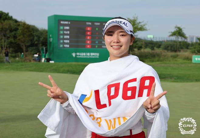 KLPGA 투어 하나금융그룹 챔피언십 정상에 오른 이다연이 여자 골프 세계 랭킹 50위에 자리했다. 사진은 우승 후 기념 촬영을 하고 있는 이다연. /사진= KPGA