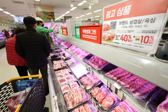 한 대형마트에서 고객들이 삼겹살, 목심 등 돼지고기를 살펴 보고 있다. 연합뉴스