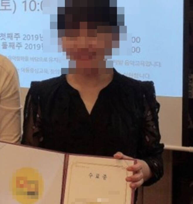 대전 초등학교 사망 교사 가해 학부모로 추가로 지목된 여성 사진이 온라인에 공개돼 논란이다. [SNS 갈무리]