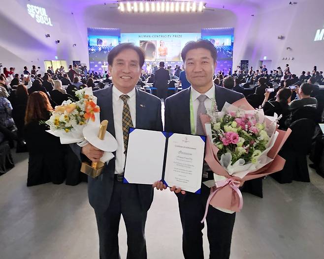 김병석(왼쪽) 한국건설기술연구원 원장과 박재현 해외협력사업클러스터장이 기념촬영을 하고 있다.[한국건설기술연구원 제공]