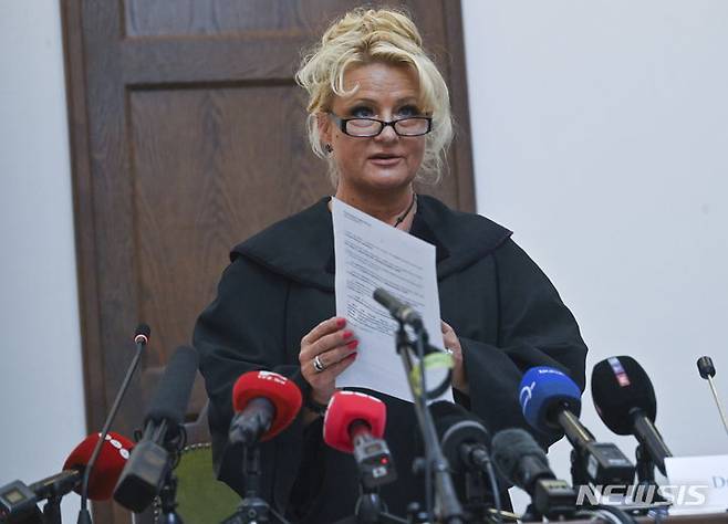 [부다페스트(헝가리)=AP/뉴시스]헝가리 부다페스트 페스트 중앙지방법원의 레오나 네메스 판사가 26일 2019년 다뉴브강 유람선 충돌 사고에 대한 판결문을 낭독하고 있다. 2019년 헝가리 수도 부다페스트의 다뉴브강에서 한국인 관광객 33명과 헝가리 선원 2명을 태운 소형 유람선과 충돌, 한국 관광객 25명과 헝가리 선원 2명 등 최소 27명을 숨지게 하고 나머지 한국 관광객 1명은 실종되게 만든 대형 유람선 선장이 26일 과실치사 혐의로 유죄 판결을 받고 징역 5년6개월형을 선고받았다. 2023.09.26.